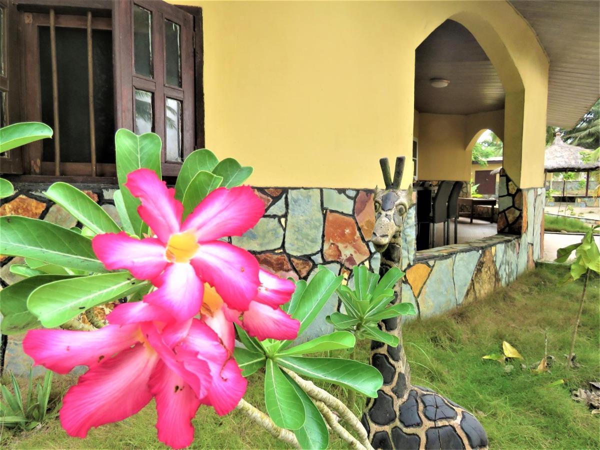 Rent Your Own Private Beach Bungalow Ampeni Buitenkant foto